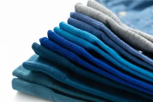 Nahaufnahme der Textur aus weichem Strickstoff, zeigt feine Handwerkskunst und Farbverläufe.