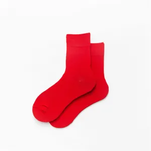 Detailaufnahme der leuchtend roten Waden-Einfarbig-Socken mit feiner Stofftextur und Qualität.