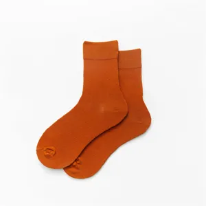 Detailansicht einfarbiger Baumwoll-Wadensocken in kräftigem Orange für den Alltag.