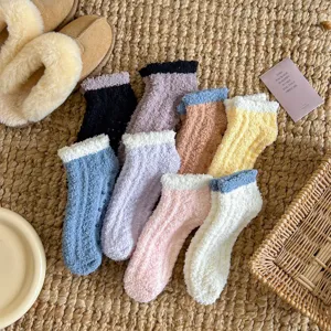Chaussettes mi-hautes en molleton de corail à dentelle contrastée et semelles antidérapantes.