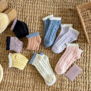 Détail chaussettes douces en polaire corail avec dentelle et semelle antidérapante silicone.
