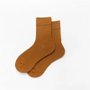 Einfarbige Baumwoll-Mittelsocken Detailansicht, bequemer Stoff und feines Stricken.