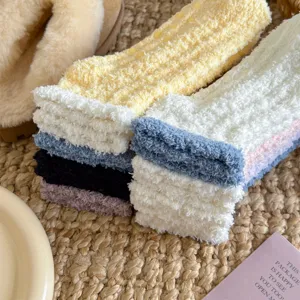 Chaussettes d'interieur douillettes en polaire corail epaisse avec semelles antidérapantes.