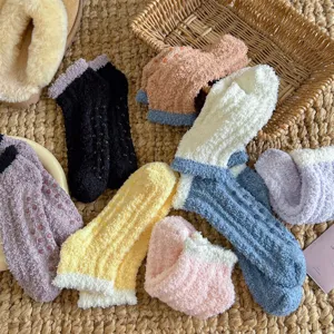 Chaussettes de sol en peluche douillettes pour femmes avec picots en silicone, molleton chaud.