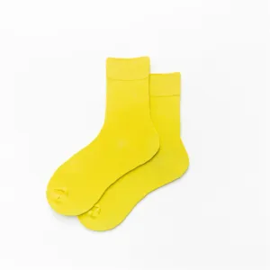 Gelbe Mittelsocken Detailansicht, schlichter einfarbiger Baumwollstoff Alltagskleidung.