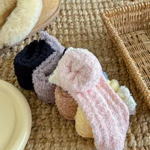 Chaussettes de sol duveteuses en polaire corail avec picots antidérapants pour dormir bien.