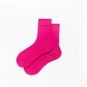 Detailansicht leuchtend magenta-farbener Wadenstrümpfe aus weichem Baumwollstrick.