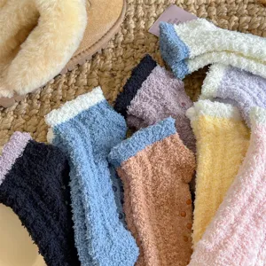Chaussettes douillettes en molleton de corail épaissi avec dentelle et semelle antidérapante.
