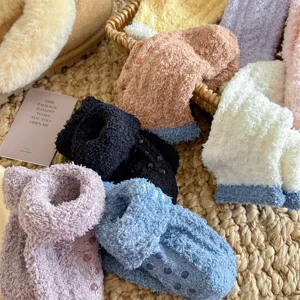 Vue détaillée de chaussettes d'intérieur duveteuses et douces avec semelle antidérapante.