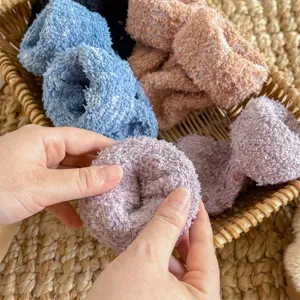 Chaussettes douillettes en polaire corail épaisse avec points antidérapants pour femmes.