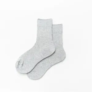 Klassische einfarbige graue Socken für den Alltag, bequemes Baumwollmaterial und atmungsaktiv.