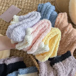 Chaussettes douillettes en polaire corail avec dentelle contrastée et semelles antidérapantes.