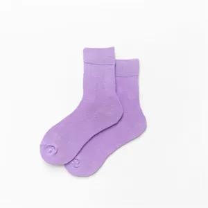 Bequeme lila Baumwoll-Mittelsocken, einifarbiges Design für den täglichen Freizeitlook Detail.