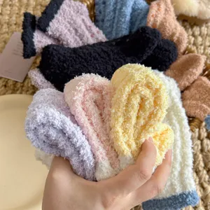 Gros plan de chaussettes douillettes en polaire corail duveteuse avec texture pelucheuse épaisse.