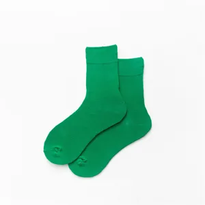 Grüne Wadenlange Socken Detailansicht, einfarbige Baumwollstrümpfe für den Alltag.