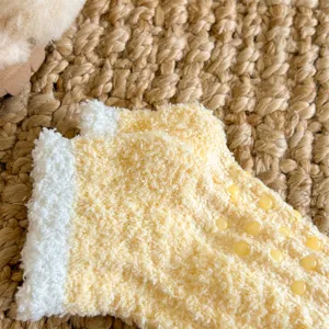 Chaussettes antidérapantes en polaire corail épaisse, jaune et blanc, douces pour la maison.