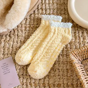 Détail de chaussettes duveteuses en corail, points en silicone antidérapants, confort hiver.