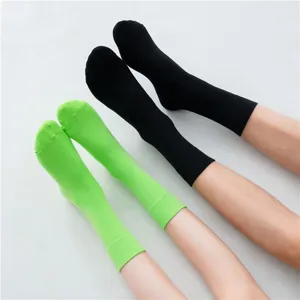 Einfarbige wadenlange Baumwollsocken in Schwarz und Grün für den täglichen Sport.
