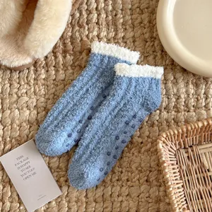 Chaussettes douillettes en molleton corail avec points antidérapants, chaussettes détail.