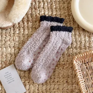 Chaussettes de sol duveteuses en polaire corail avec semelle antidérapante en silicone et dentelle.