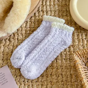Chaussettes douillettes violettes en peluche avec bord en dentelle blanche pour femmes.