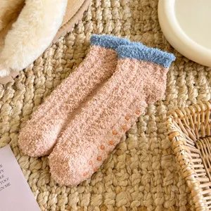 Chaussettes de sol mi-hautes en polaire corail confortable avec picots antidérapants et revers.