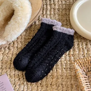 Chaussettes de sol duveteuses en polaire corail noire avec des points antidérapants et jolis poignets.