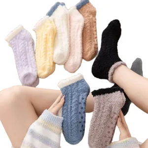Chaussettes de sol moelleuses en peluche pour femmes avec des grips antidérapants chauds.
