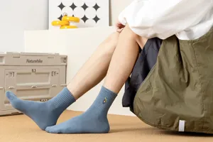 Chaussettes mi-mollet en coton pour hommes avec tricot côtelé et broderie quotidienne.