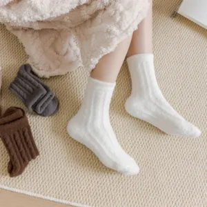 Gemütliche dicke Plüsch-Wintersocken im Detail in Weiß, Grau und Braun für kalte Tage.