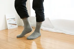 Calze in lana grigia spesse e calde per l'inverno, design lavorato a maglia per il massimo comfort.