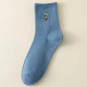 Chaussettes bleues en coton pour homme avec broderie délicate, respirantes et confortables.