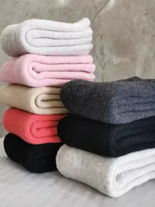 Gros plan détaillé montrant de superbes chaussettes thermiques d'hiver douces et épaisses.