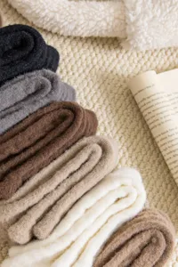 Gemütliche gefütterte Wintersocken Detailansicht, weiche warme Thermosocken Nahaufnahme, Strickdecke.