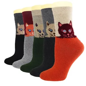 Detailansicht kuscheliger warmer Woll-Wintersocken mit süßem Katzenmuster in vielen Farben.