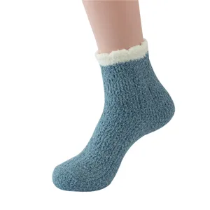Détail de chaussettes chaudes en polaire corail, chaussette bleue confortable à revers.