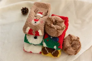 Détail de pile de chaussettes de Noël en polaire corail, chaussettes douces d'hiver.