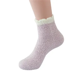 Gros plan de chaussettes courtes douillettes en polaire corail pour femmes avec bordure blanche.