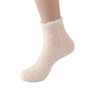 Chaussettes courtes duveteuses en molleton de corail pour femmes pour la maison.