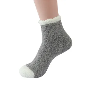 Chaussettes courtes thermiques en polaire corail douce pour femme avec bordure blanche.