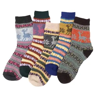Gemütliche weihnachtliche Damen-Mittelsocken aus Strick mit Rentier- und Schneeflockenmuster.