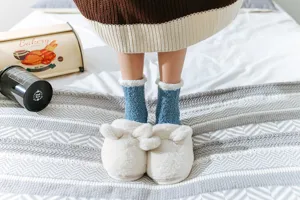 Chaussettes courtes chaudes en polaire corail pour femmes avec pantoufles douces de lapin