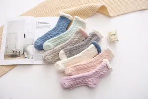 Détail de chaussettes d'hiver en polaire corail confortable, texture chaude et duveteuse.