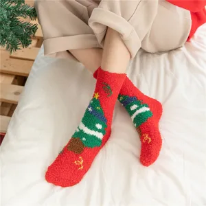 Chaussettes de Noël douces en polaire corail rouge, parfaites pour l'hiver et le sommeil.