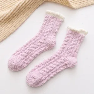 Chaussettes courtes en molleton corail pour femmes avec bordure duveteuse chaude et torsades.