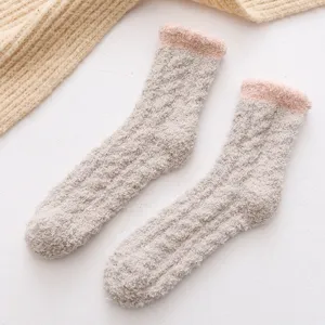 Vue détaillée chaussettes moelleuses en polaire corail, chaussettes thermiques douillettes hiver.
