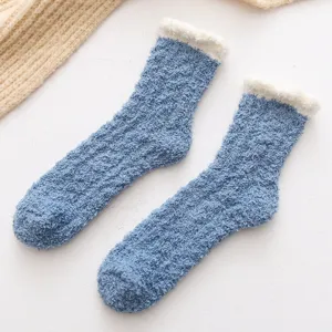 Chaussettes courtes douillettes en polaire corail pour femmes avec bord blanc, hiver.