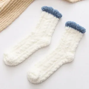 Chaussettes chaudes en polaire corail pour femmes avec poignets bleus duveteux pour hiver.