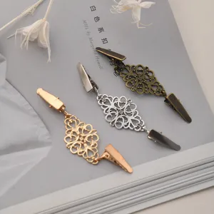 Retro holle legering sjaalclip en sjaaldetail, elegante vintage metalen kraagaccessoire voor dames.