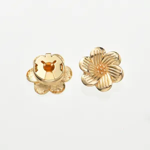 Broche de fleur en metal dores elegante, design double couche pour costumes et chemises.